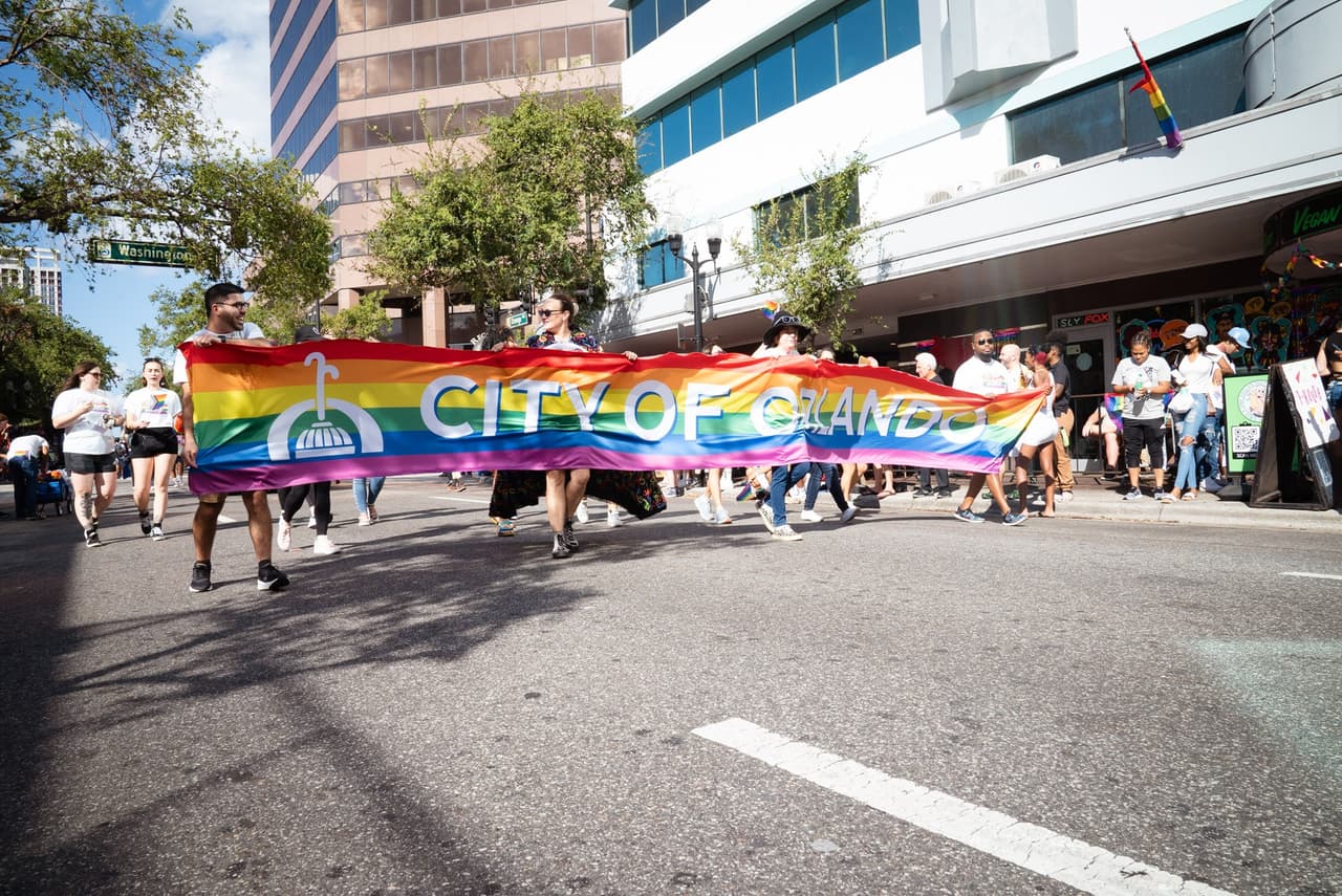El festival y desfile "Come Out Pride Orlando" reunió el sábado 15 de octubre a miles de personas en el Parque Lake Eola que celebraron la diversidad y el Orgullo de la comunidad LGBTQ+ de Florida Central.