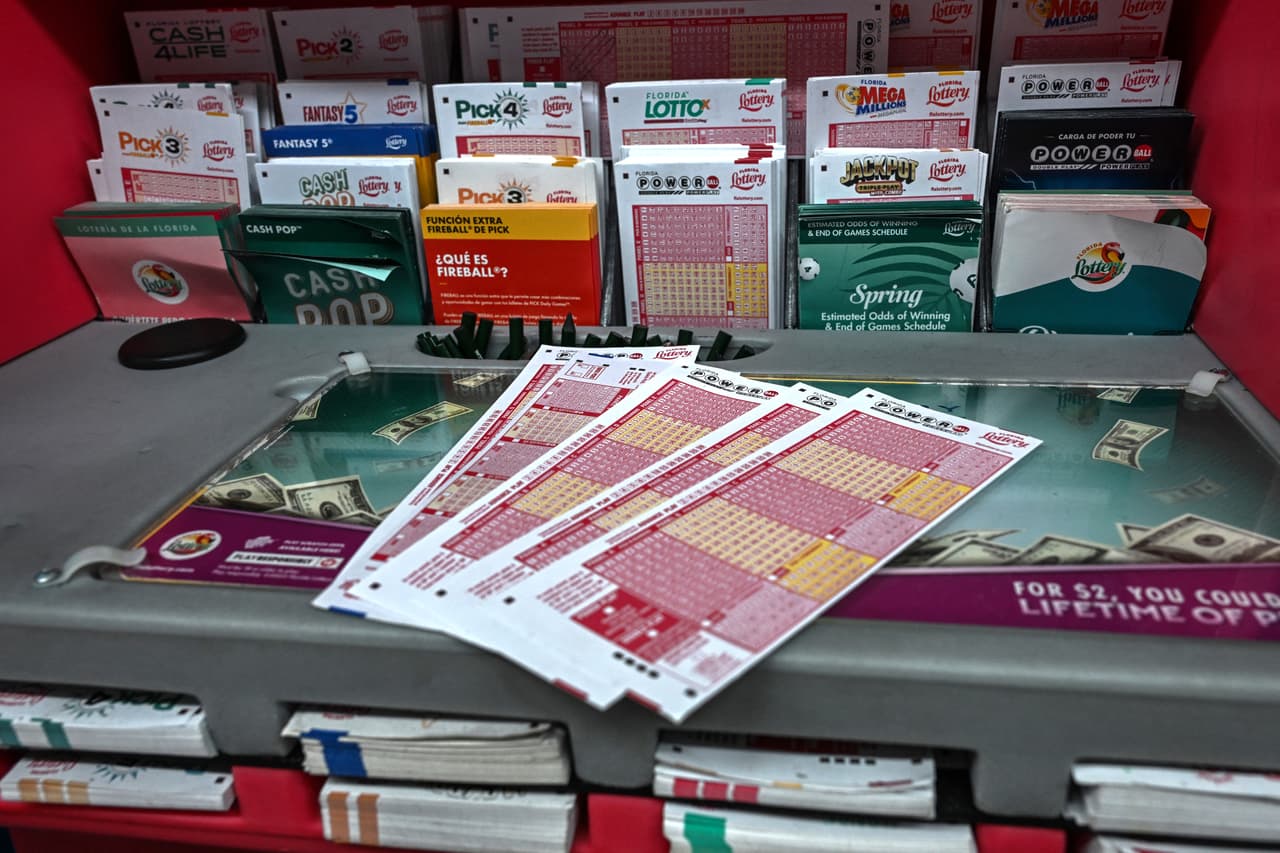 <h2 class="cms-H2-H2">5. $396 millones, en Bonita Springs</h2>
<br>
<br>El boleto ganador del sorteo del 
<b>29 de enero de 2020 </b>se vendió en una tienda 7-Eleven en Bonita Beach Road en Bonita Springs. Los números ganadores fueron 
<b>9, 12, 15, 31, 60 con 2 como Powerball.</b> El ganador, que nunca se conoció, podía optar por cobrar el premio mayor de 
<b>$396,9 millones</b> durante treinta años o tomar una suma global única de $274,6 millones.
<br>