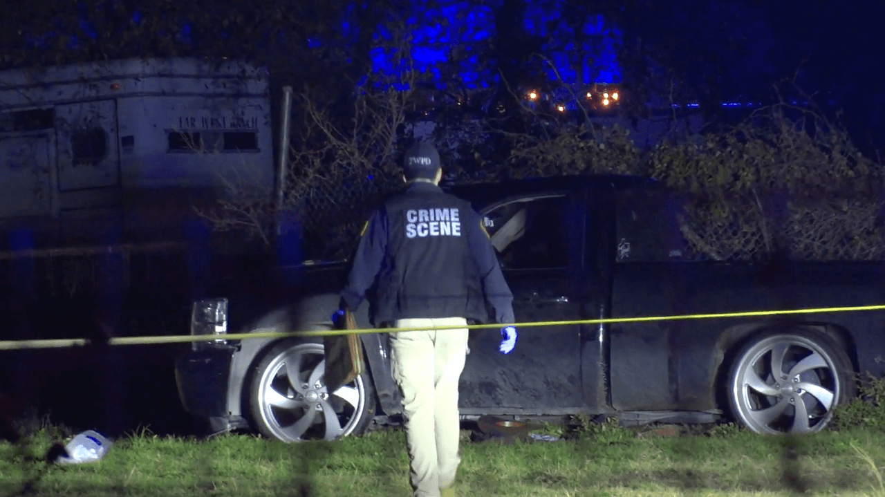 A pesar de los intentos de sus amigos por brindarle primeros auxilios,
<b>el joven fue trasladado por equipos de emergencia a un hospital cercano, donde fue declarado muerto</b>. La familia, devastada por la pérdida, ha instado a posibles testigos a proporcionar información crucial que ayude a esclarecer el caso, que
<b>hasta ahora no tiene sospechosos identificados</b>.