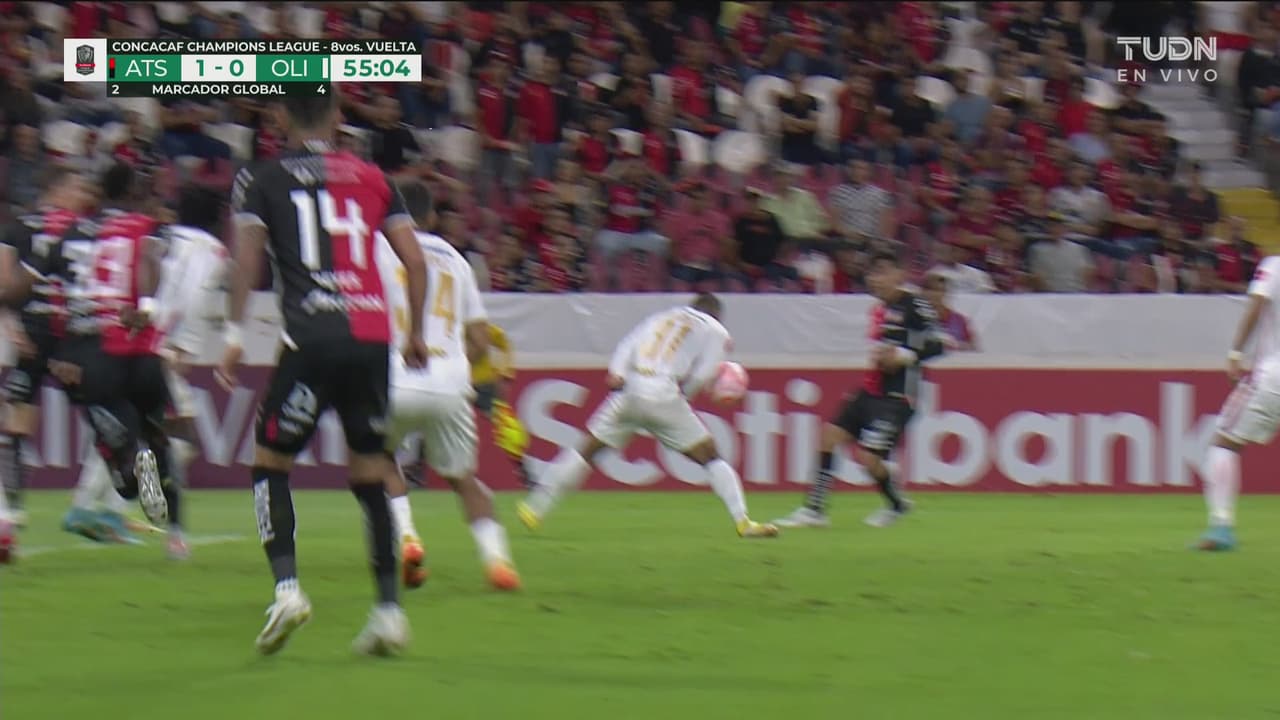 ¡Atlas pedía penalti! El balón le pega en el brazo a Carlos Sánchez