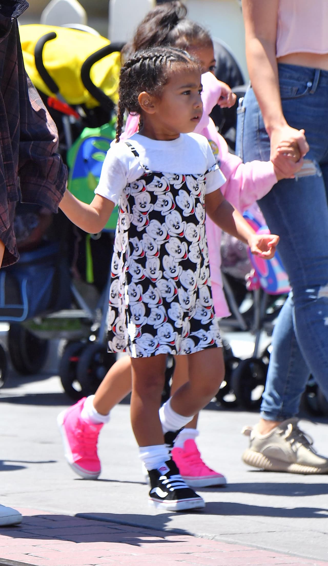 "
<b>Kanye</b> estaba muy nervioso por la cirugía… pero sé que él querría tener más hijos. Siento que la subrogación es la única opción para mí…. Después de hablar con 
<b>Kanye</b>, siempre supe que la subrogación era una opción, ahora es mi realidad", agregó.