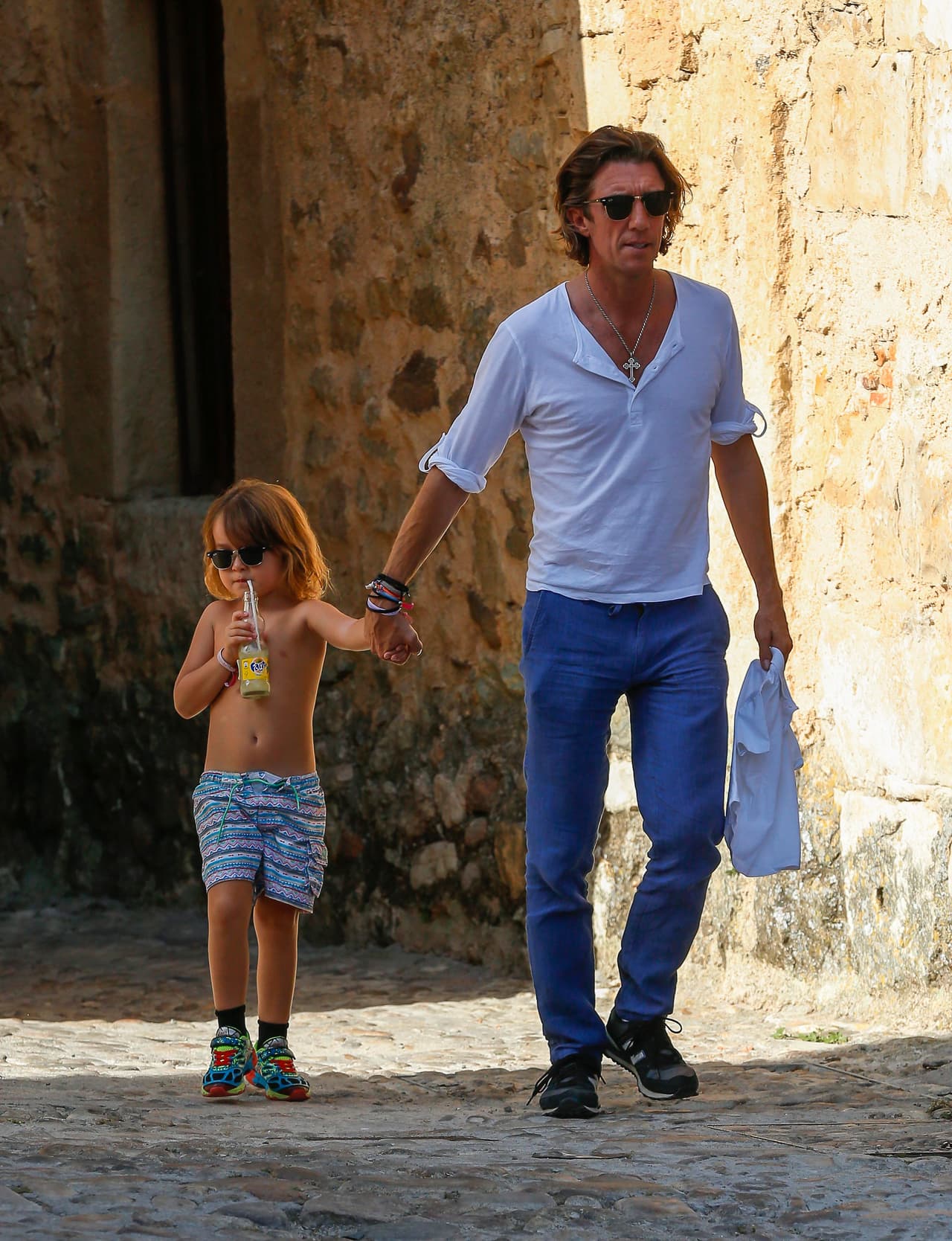 "Se lo puede llevar, pero el niño tiene que volver, tiene colegio. Tiene que volver cuando empiece el colegio, que es la semana que viene", destacó.
<br>