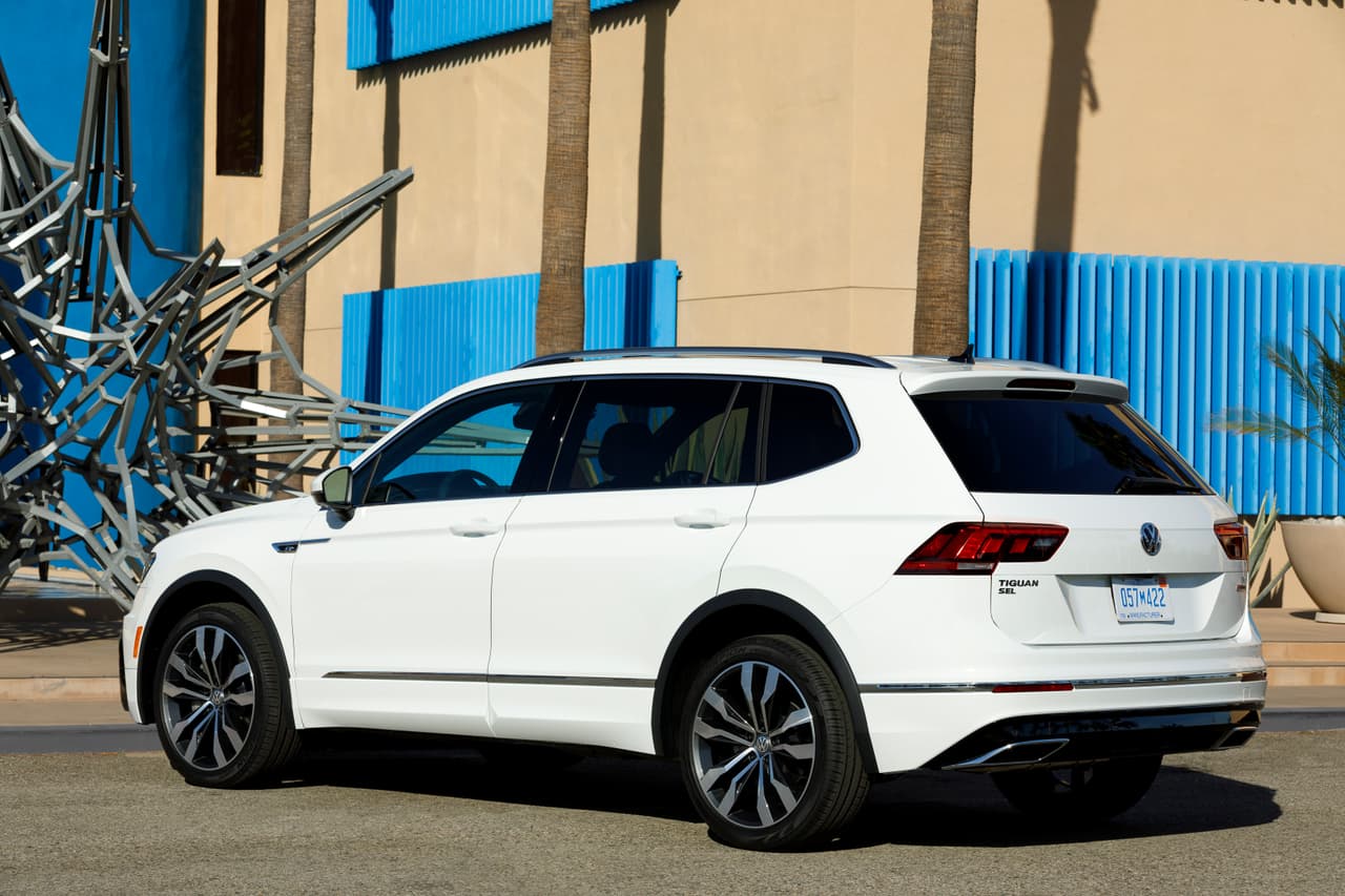 <b>Volkswagen Tiguan R Line</b>
<br>Por dentro también tiene cambios como techo en color negro, pedales deportivos, estribos con el nombre de la versión y emblemas R-Line. La motorización sigue siendo un cuatro cilindros TSI de 2.0 litros con transmisión automática de ocho velocidades