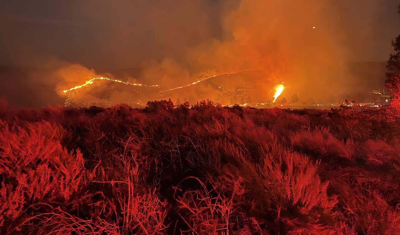 Evacuaciones obligatorias por incendio Erbes en Thousand Oaks que amenaza zona residencial