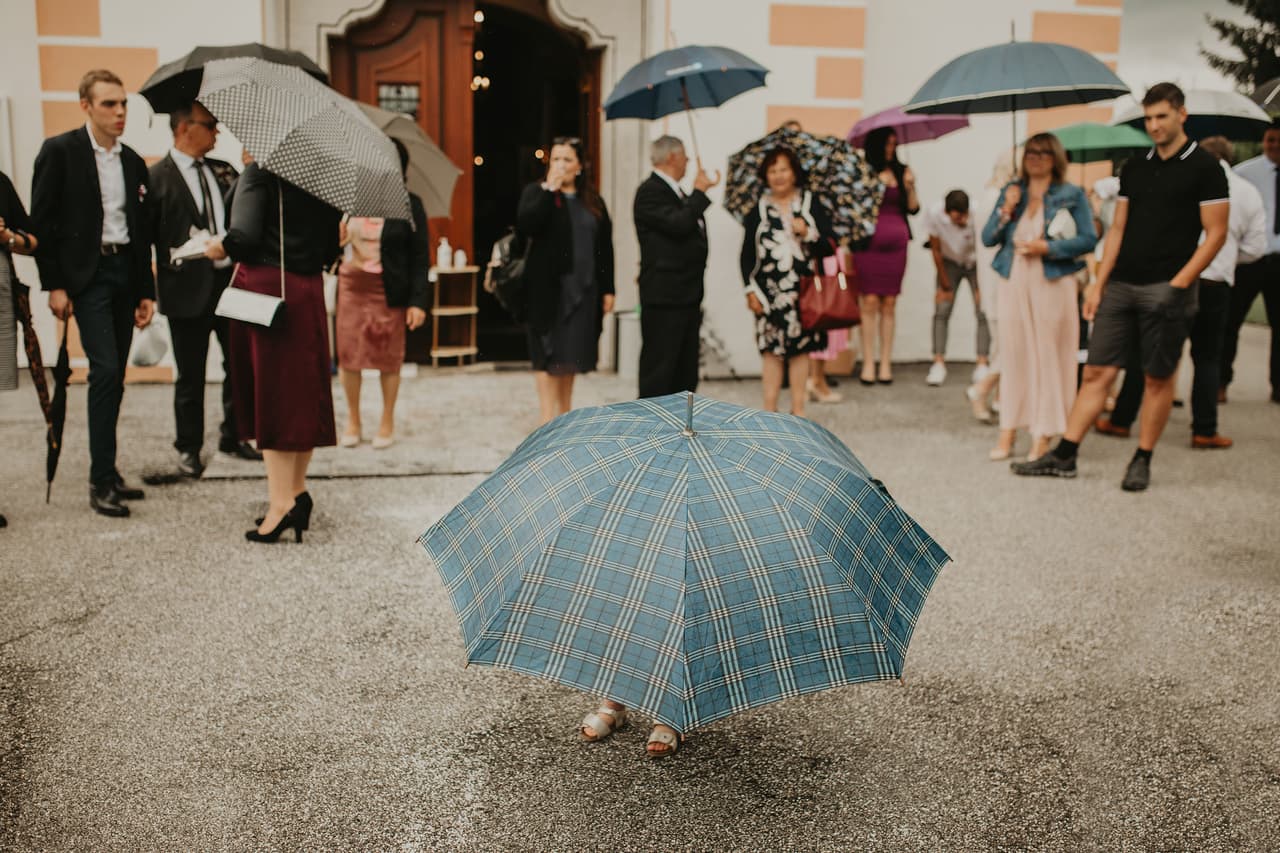 Entre los invitados que se cubren de la lluvia hay una que llama particularmente la atención, la pequeña niña casi invisible bajo el paraguas. Fue finalista en la categoría ‘captura única’.