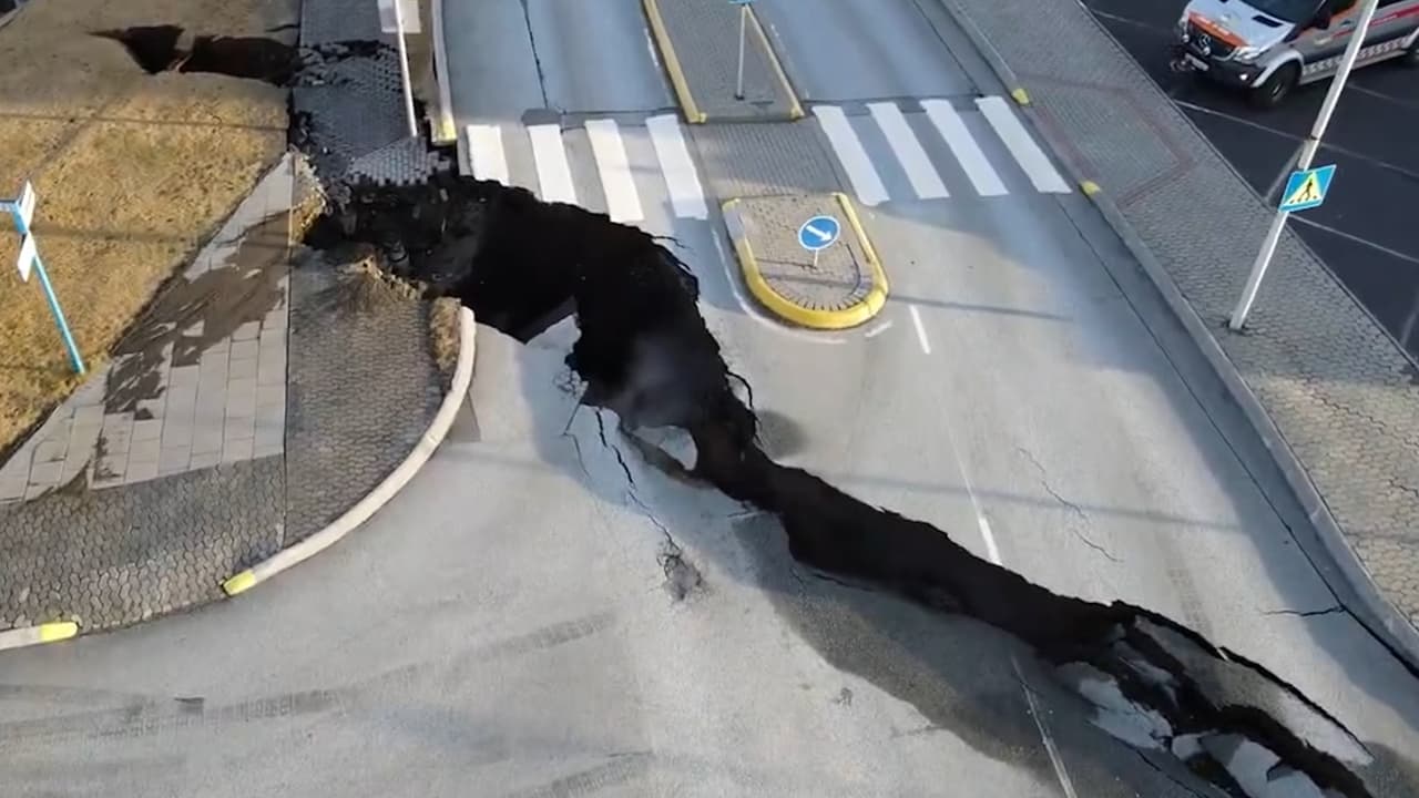 Más de 900 terremotos registrados, carreteras colapsadas y miles de evacuaciones: ¿Qué está sucediendo en este país?