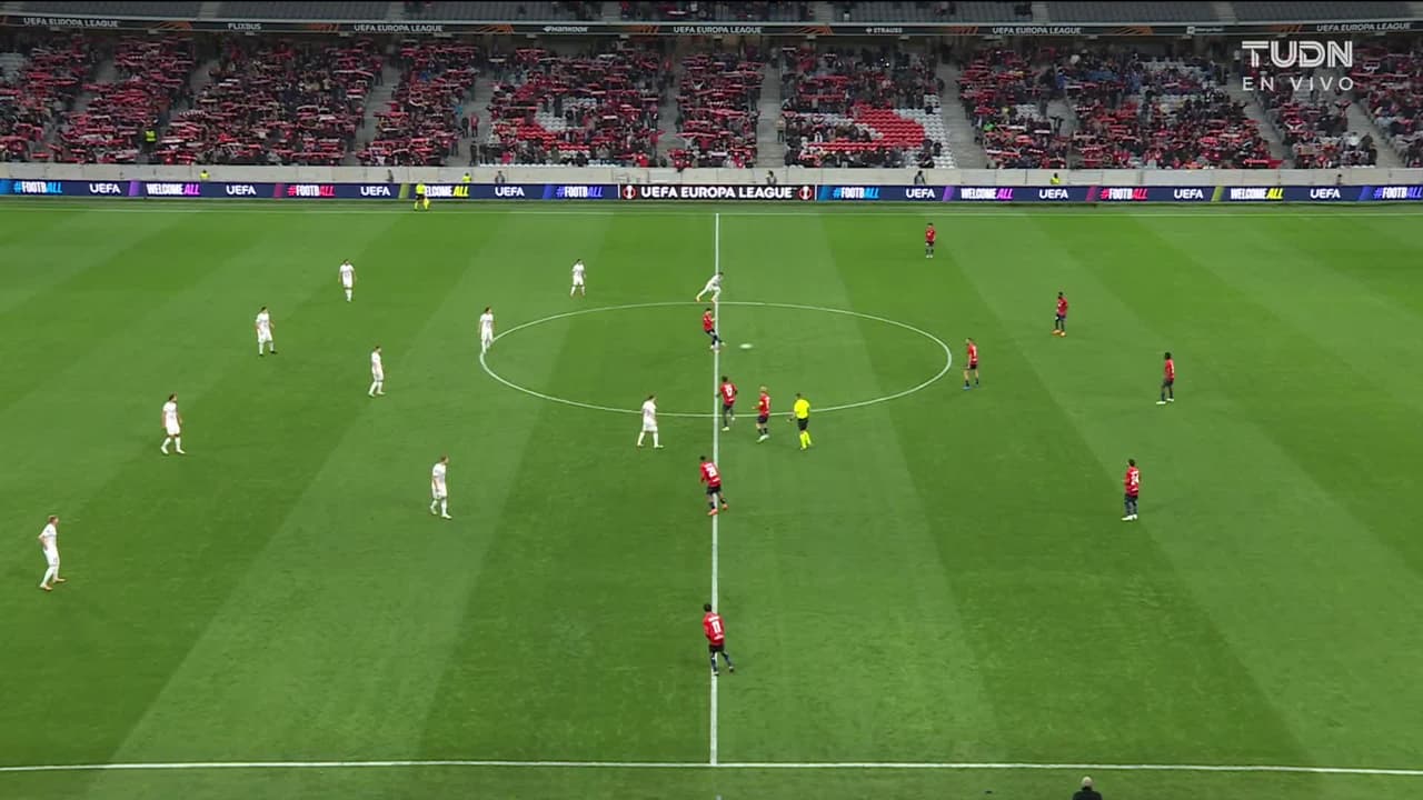 Arranca el partido y la pelota está en juego.