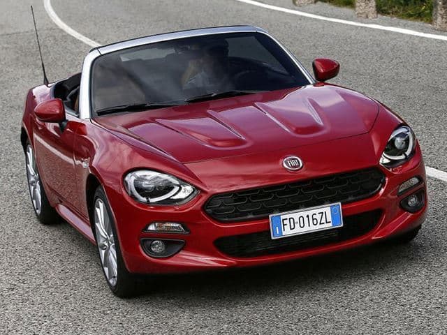 <b>Puesto 1: </b>Se lleva el ranking una de las novedades de 2016, el 
<b><a href="http://www.univision.com/noticias/fiat">Fiat</a></b> 
<b>124</b> 
<b>Spider</b>. En menos de un año de vida, este modelo bajó de 25,000 dólares a menos de 
<b>23,000</b>. CarBuzz apuesta a que este convertible sufrirá la misma pérdida de valor que el 500 Abarth.