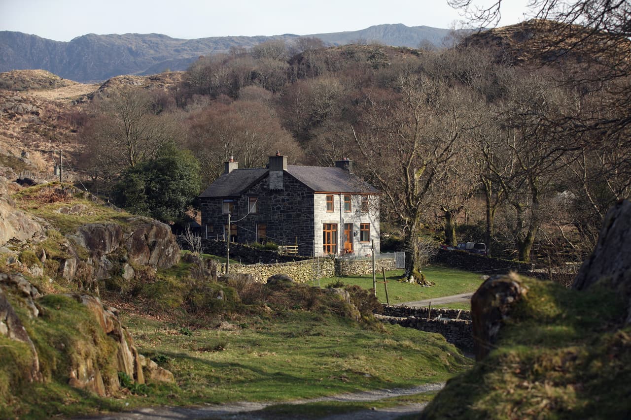El dramatismo de escenarios como éste, además de sus rutas para hacer bici de montaña y los hoteles de lujo que se encuentran en algunas de sus costas, hacen de 
<b>Gales del Norte </b>otra de las regiones dignas de explorar. | Foto: Getty Images.