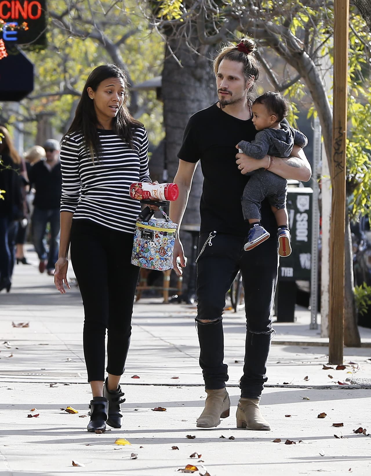 También fueron a dejar cosas a un hospital infantil.