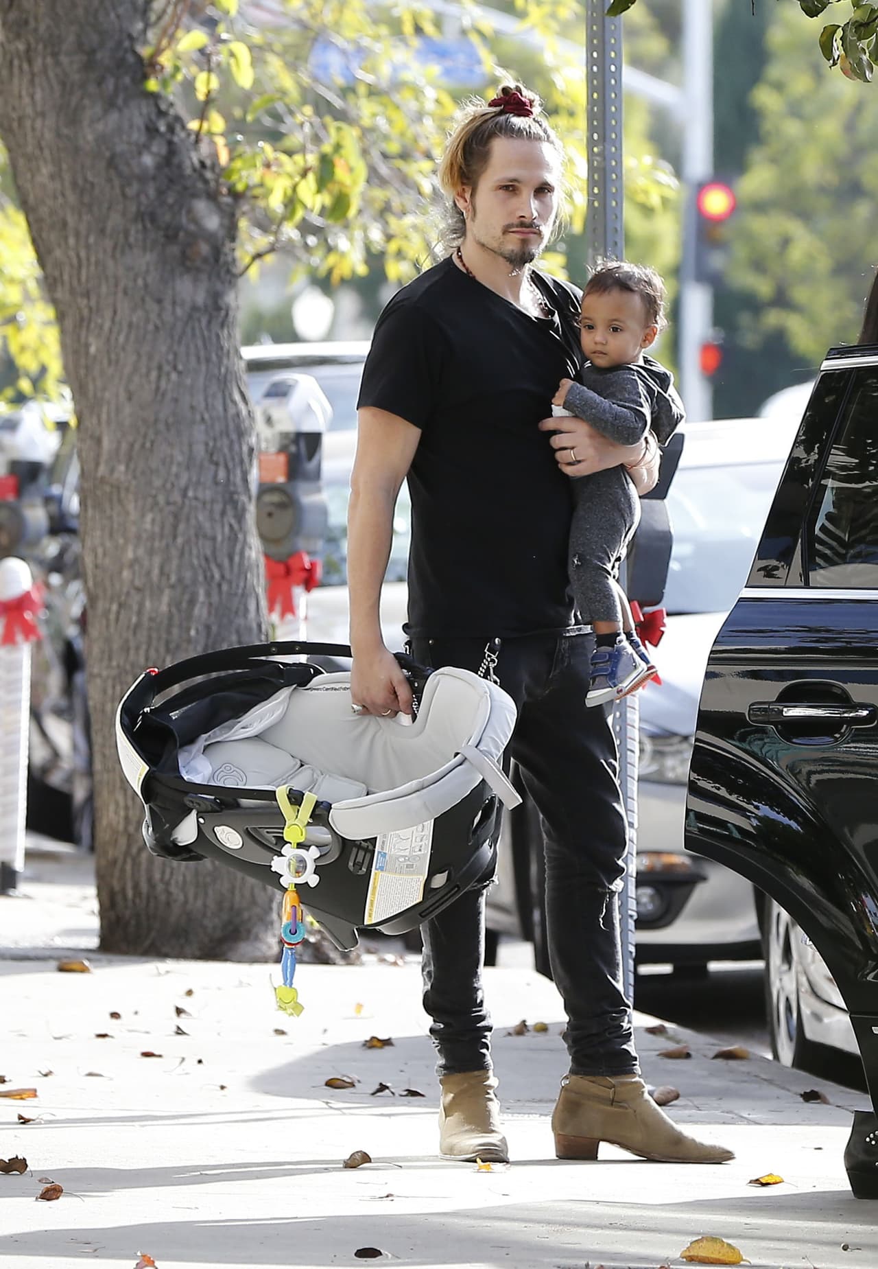 Marco guardando las cosas en la camioneta.