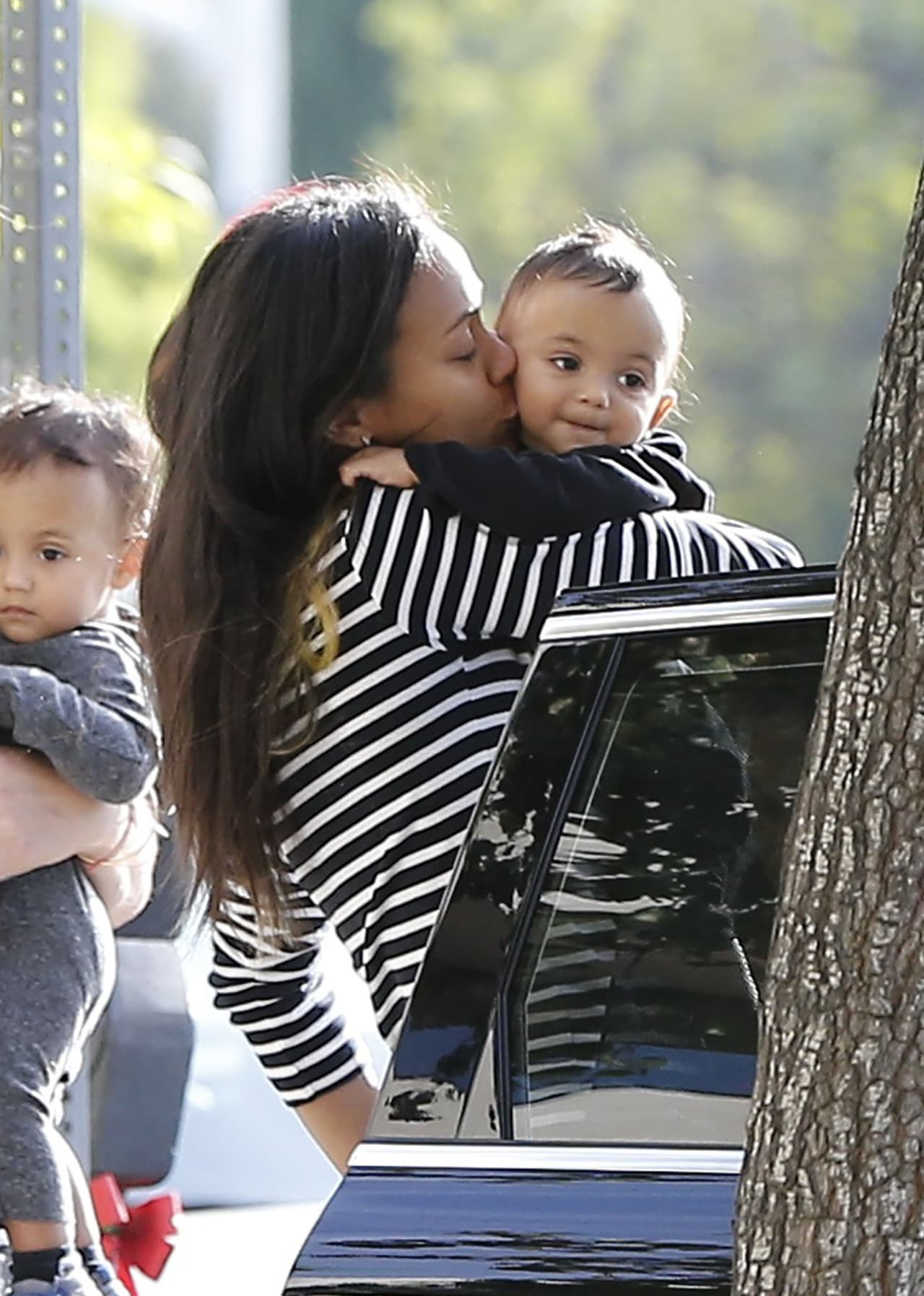 ¡Y se la pasó dándoles besitos!