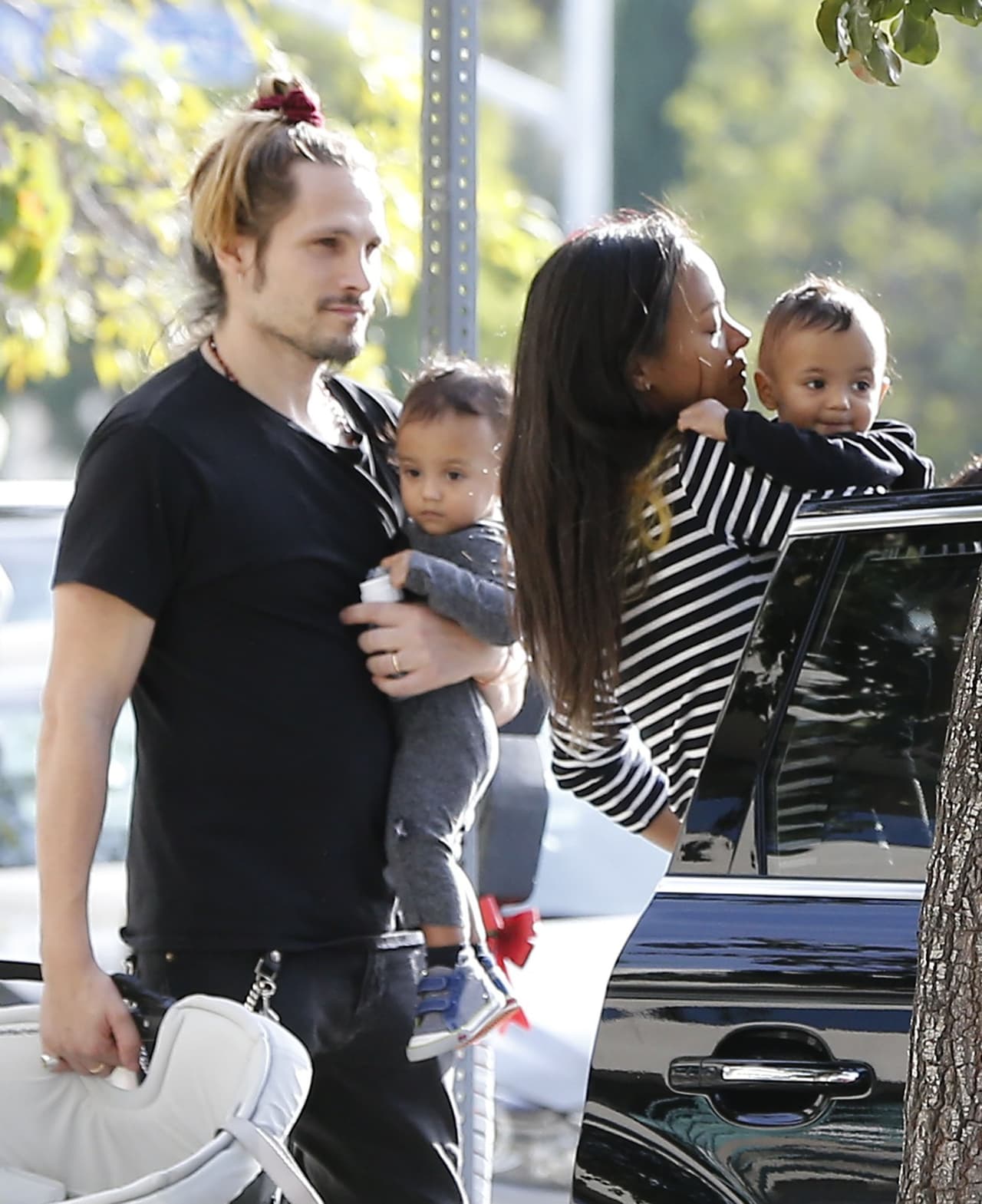 Zoe Saldaña sale con sus nenes a pasear.