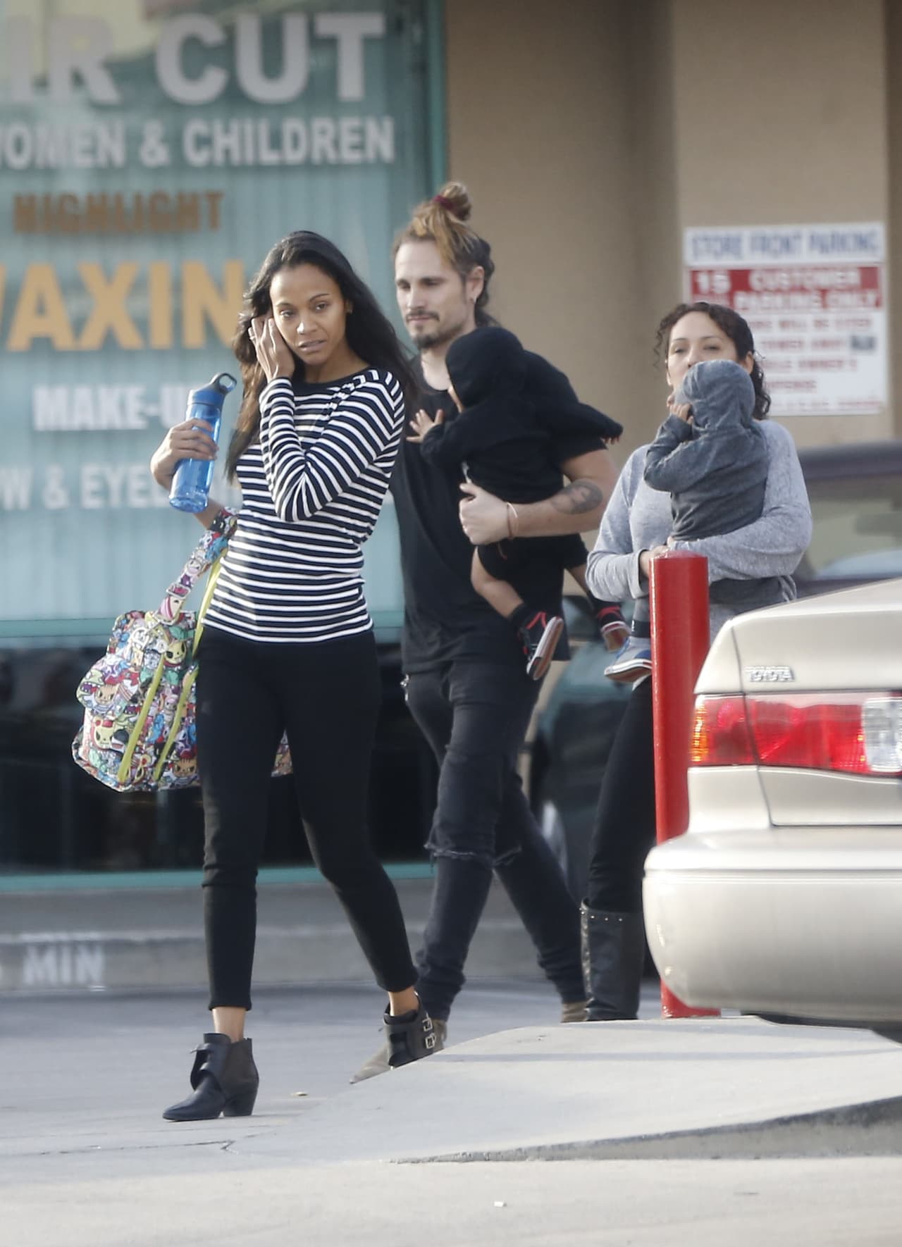 Zoe Saldaña sale con sus nenes a pasear.