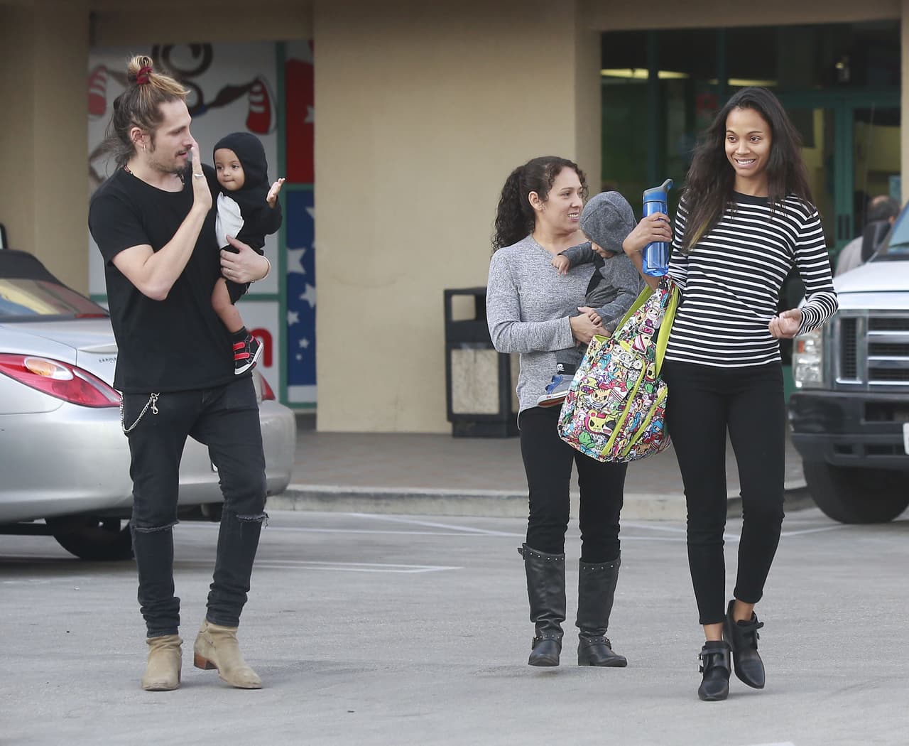 Imagina todo lo que ha de cargar Zoe en esa pañalera.