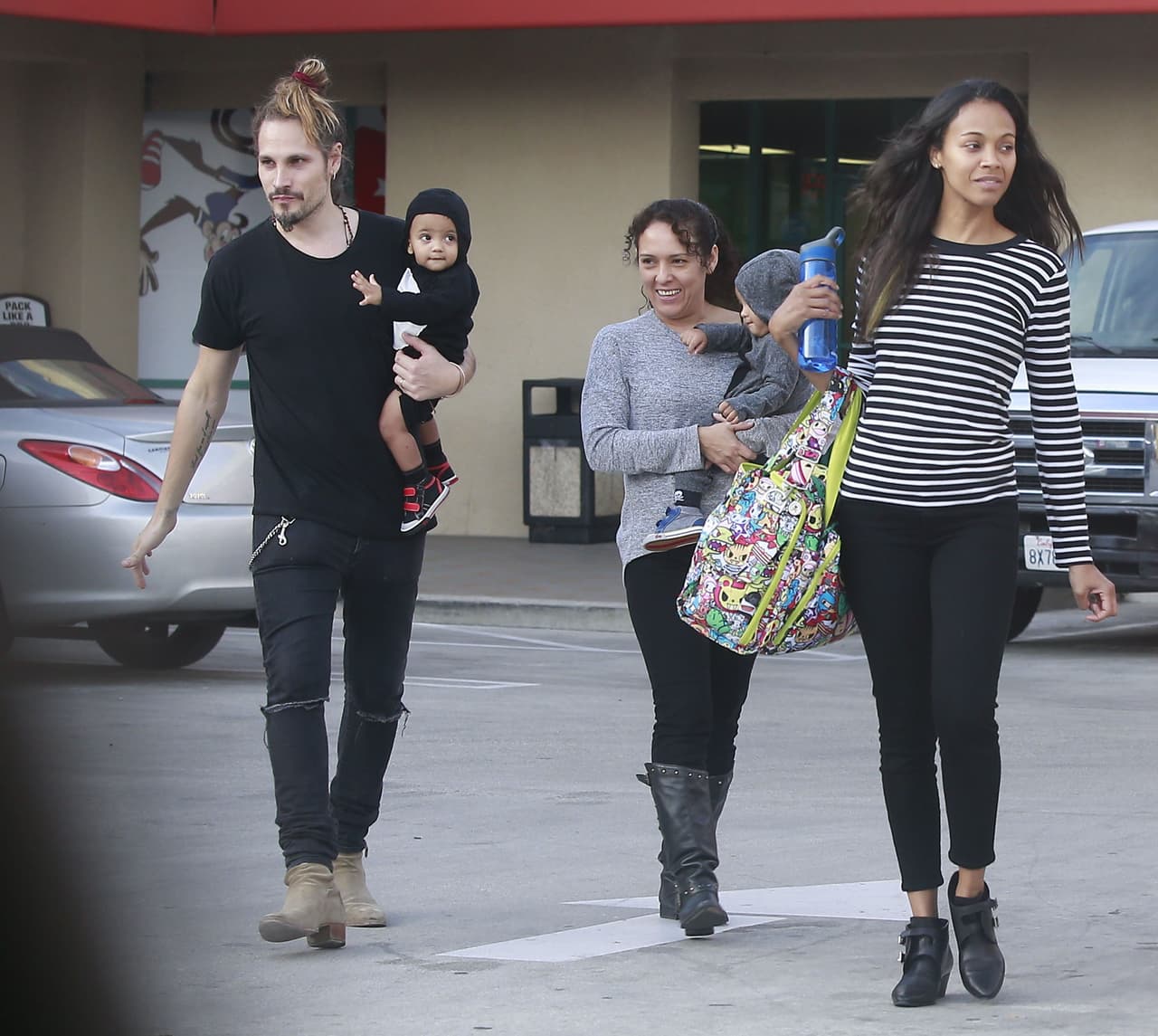 Marco Perego cargaba a uno de los pequeños.