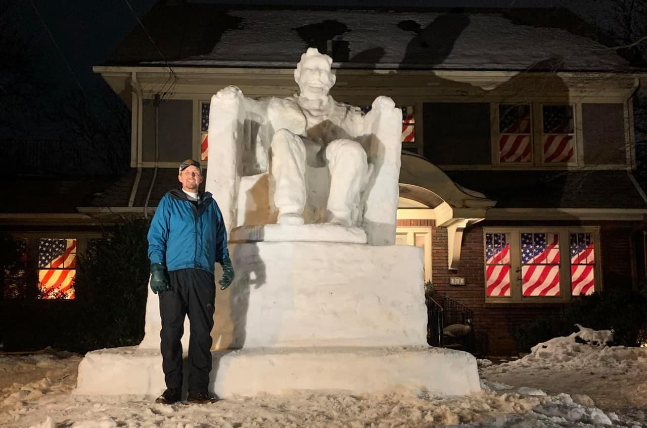 Asombra enorme escultura de nieve de Abraham Lincoln frente a un hogar en Nueva Jersey