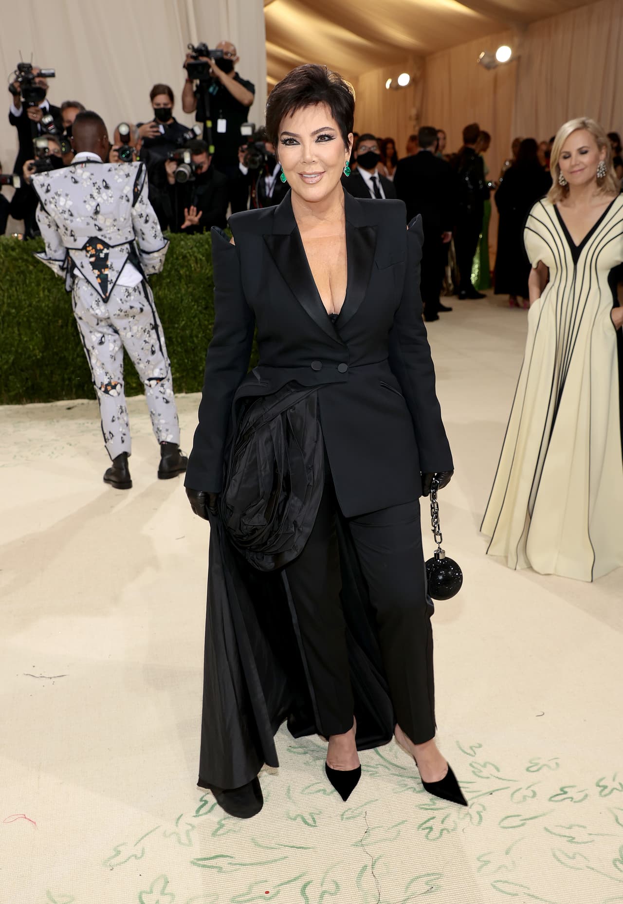 Mientras que sus hermanas Kim, Kendall y Kylie Jenner, así como su madre, Kris, 
<b><a href="https://www.univision.com/famosos/kim-kardashian-atrevido-look-met-gala-2021-fotos" target="_blank">son invitadas frecuentes</a></b>, Khloé aún no ha recibido una invitación en los últimos años.
<br>