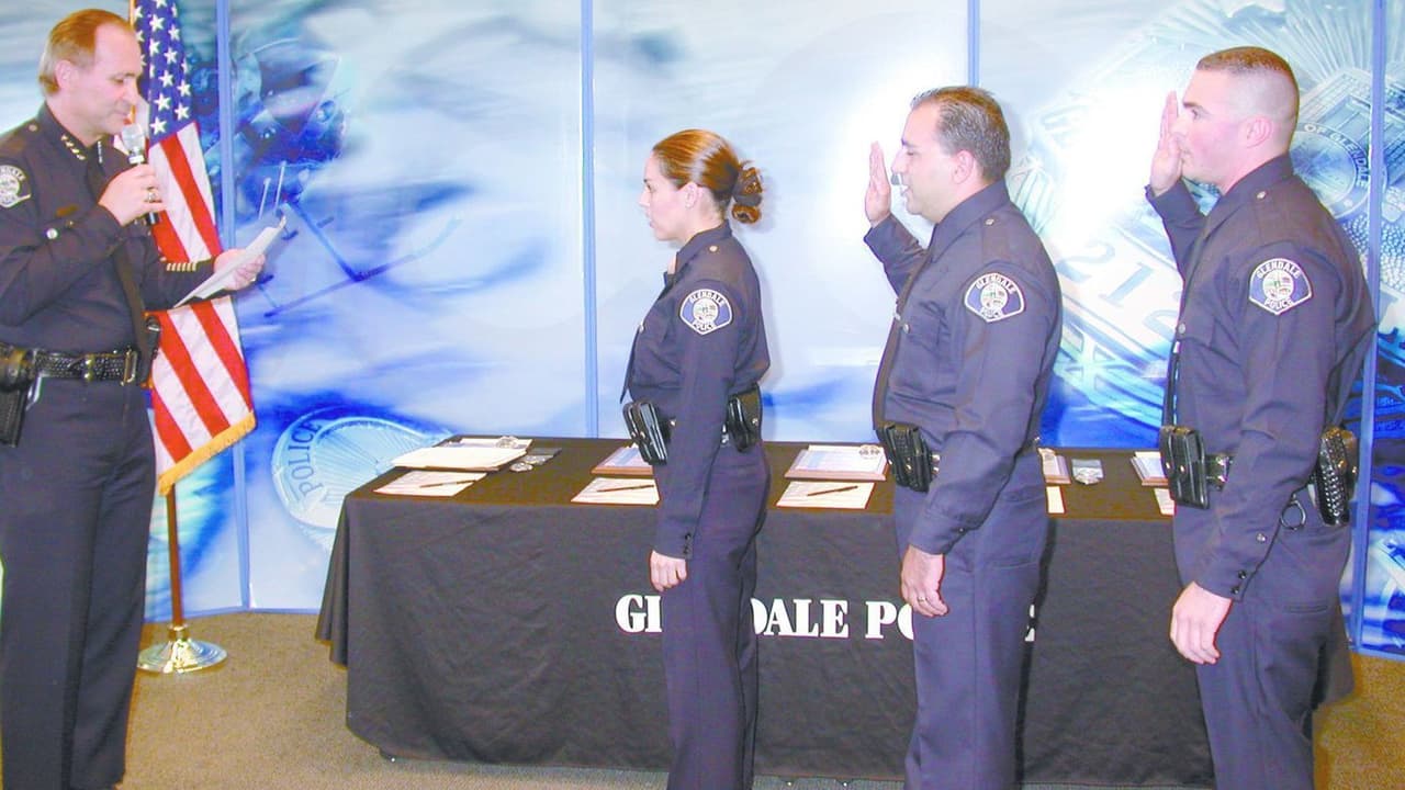 El detective John Saro Balian, en medio en la fila de tres policías, tomaba juramento en 2004.