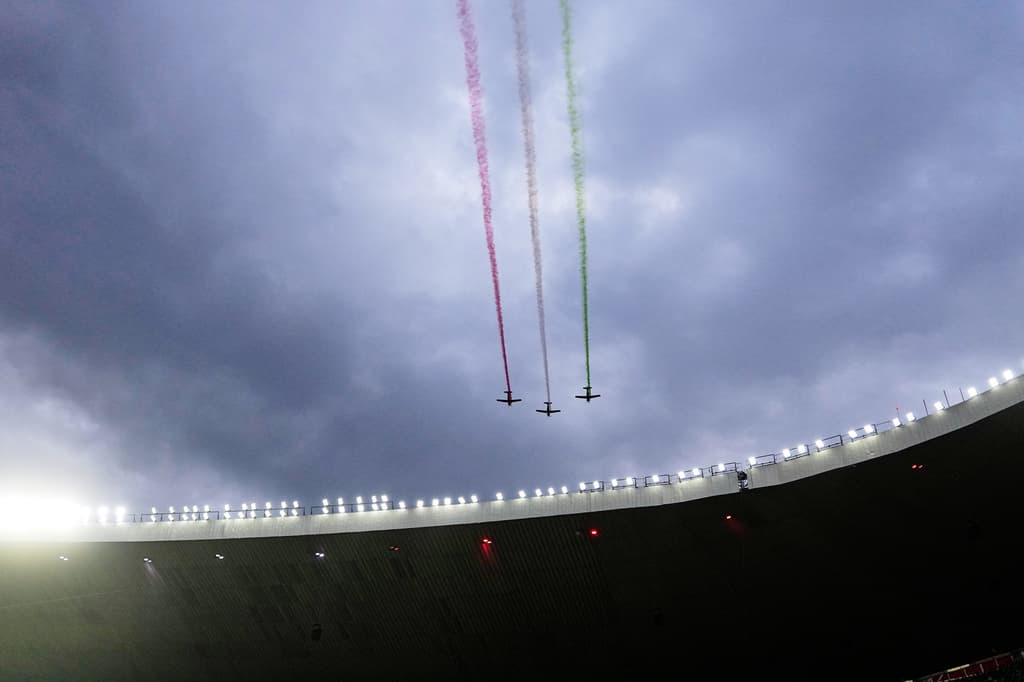 Unos aviones sobrevuelan el estadio antes del partido de fútbol