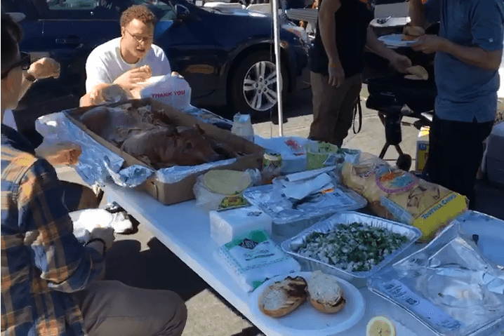 Y porque no existen buenas reuniones sin comida, este grupo llegó bien preparado al estadio para preparar unos tacos de carnitas.