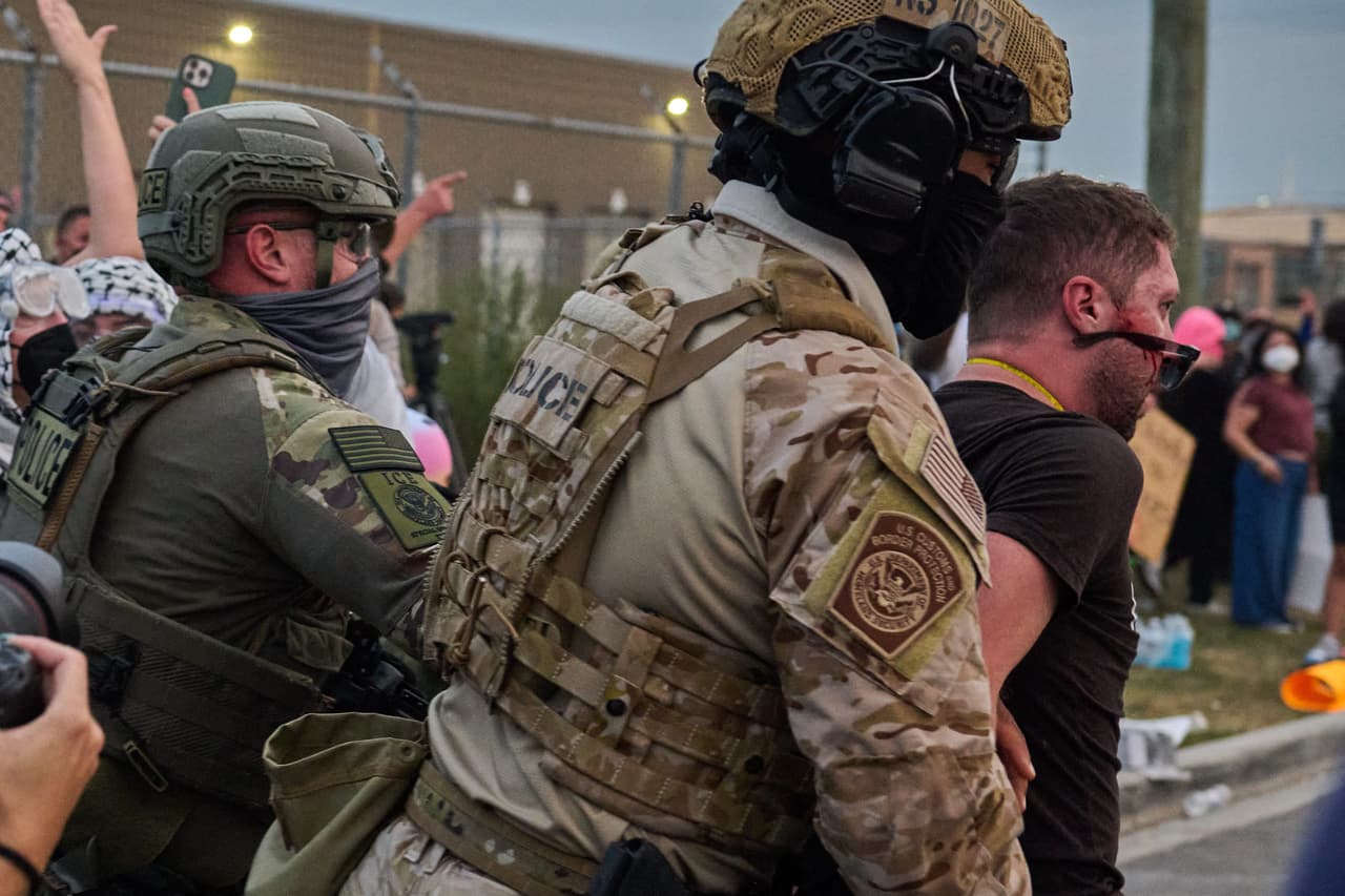 Juez federal cuestiona con evidencia la ‘versión oficial’ sobre la represión de manifestantes en Chicago