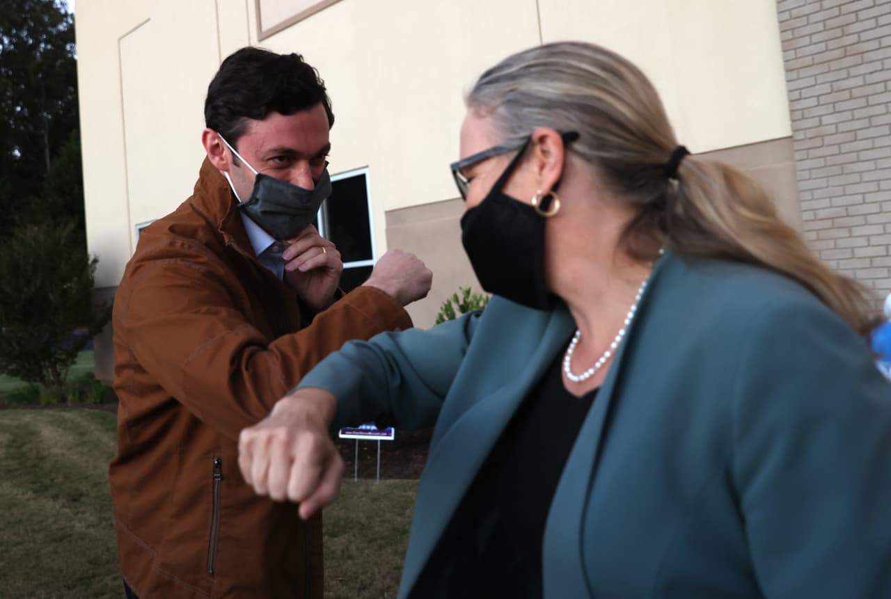 Jon Ossoff junto a Carolyn Bourdeaux.