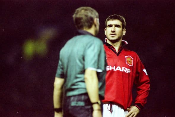 Eric Cantona es uno de los futbolistas más recordados en la historia del Manchester United y el fútbol francés.