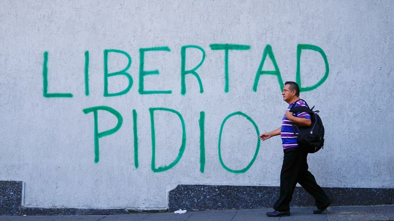 Giuliano Colazza, otro migrante venezolano en el estado de la Estrella Solitaria, también
<b>muestra su compromiso con la causa</b>. “Estoy r
<b>eposteando todo lo que puedo por las redes sociales</b>, y a las personas que no tienen Internet, las llamo”, comenta Colazza, reflejando
<b>la determinación de los venezolanos en el extranjero para mantenerse informados </b>y apoyar desde la distancia.