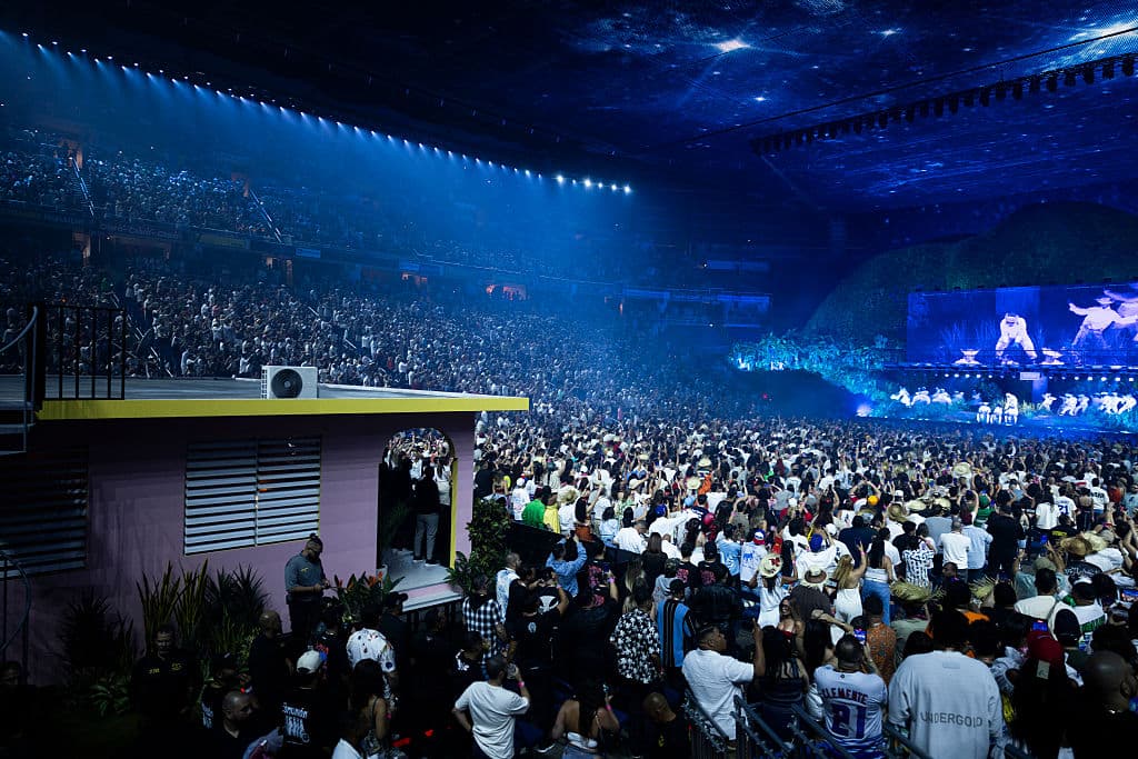 Durante la residencia 'No me quiero ir de aquí', tanto el escenario principal, con sus montañas, así como el segundo escenario, el de la casita, limitaron la cifra de asistentes a cada concierto.
<br>De todas formas, Bad Bunny mantuvo el récord de más asistentes a un concierto en el Coliseo de Puerto Rico José Miguel Agrelot, con 18,749 personas durante la gira 'Un verano sin ti'.