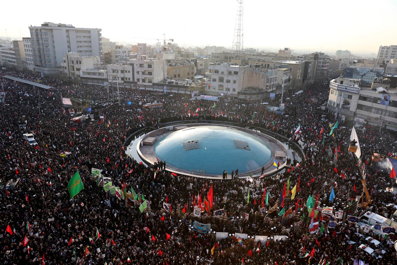 Una enorme multitud se congregaba el lunes en las calles de Teherán para las ceremonias en homenaje al jefe militar Qassem Soleimani, quien fue muerto el viernes por un ataque aéreo estadounidense en el aeropuerto de Bagdad, Irak.