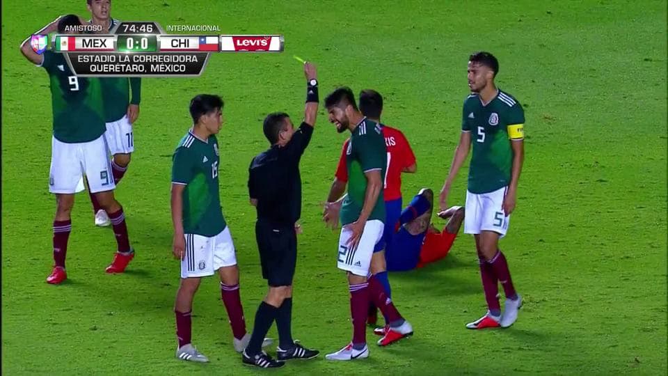 Tarjeta amarilla. El árbitro amonesta a Néstor Araújo de Mexico