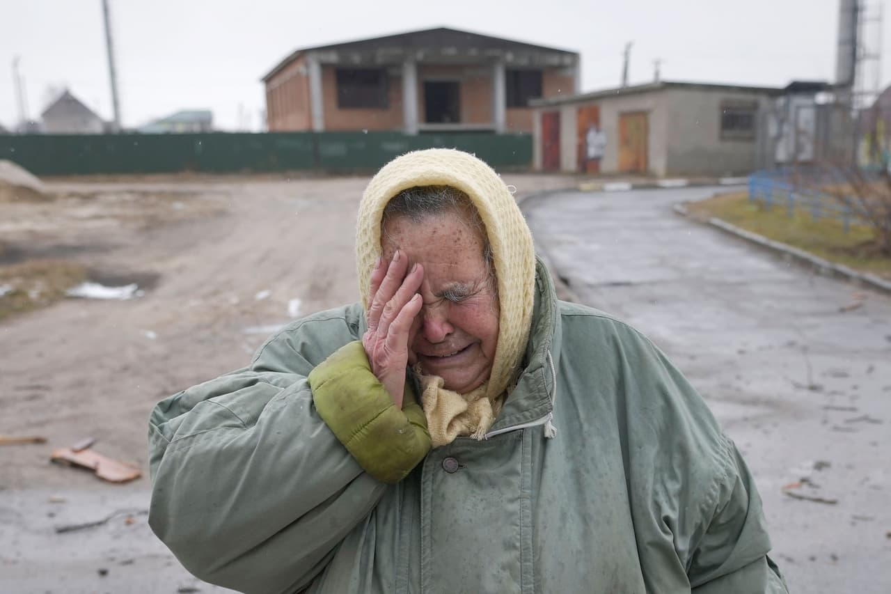 Una mujer llora frente a las residencias dañadas por un ataque aéreo ruso en Gorenka, a las afueras de la capital, Kiev, el 2 de marzo.