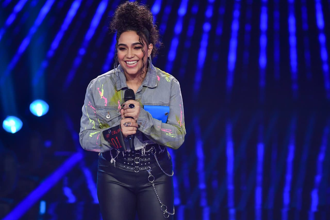 Aunque estaba feliz de volver a Reina de la Canción, Jessica fue duramente criticada por los jueces. Joss le dijo que aunque disfrutó el tema "sí me faltó conectar contigo", Natti le pidió que fuera más "brava", Poncho Lizárraga la invitó a que disfrutara más sus performances y Olga le exigió que demostrara por qué había sido elegida por el público.