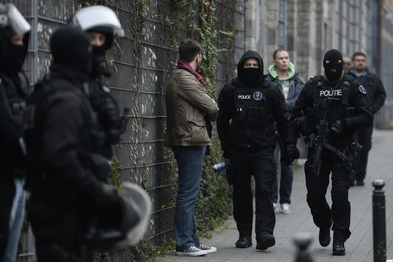 La policía bloqueó distintos accesos hacia la calle en la que se efectuaba la captura de Abdeslam. Durante el operativo, se produjeron dos fuertes explosiones. (Foto: AFP/GettyImages)
