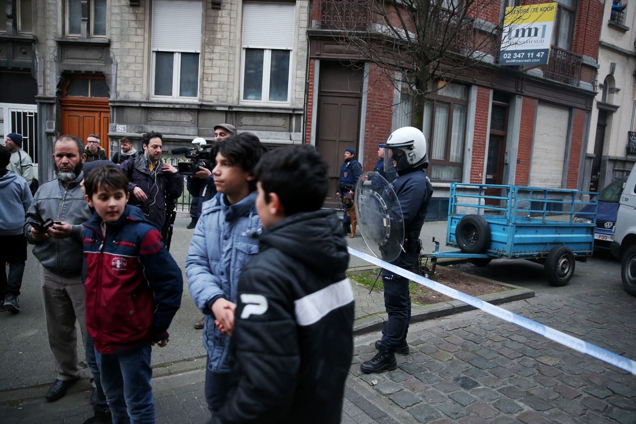 La prensa y vecinos de la zona se aproximaron al cordón de seguridad de la policía en busca de información sobre lo ocurrido en el barrio de Molenbeek. (Foto: AFP/GettyImages)