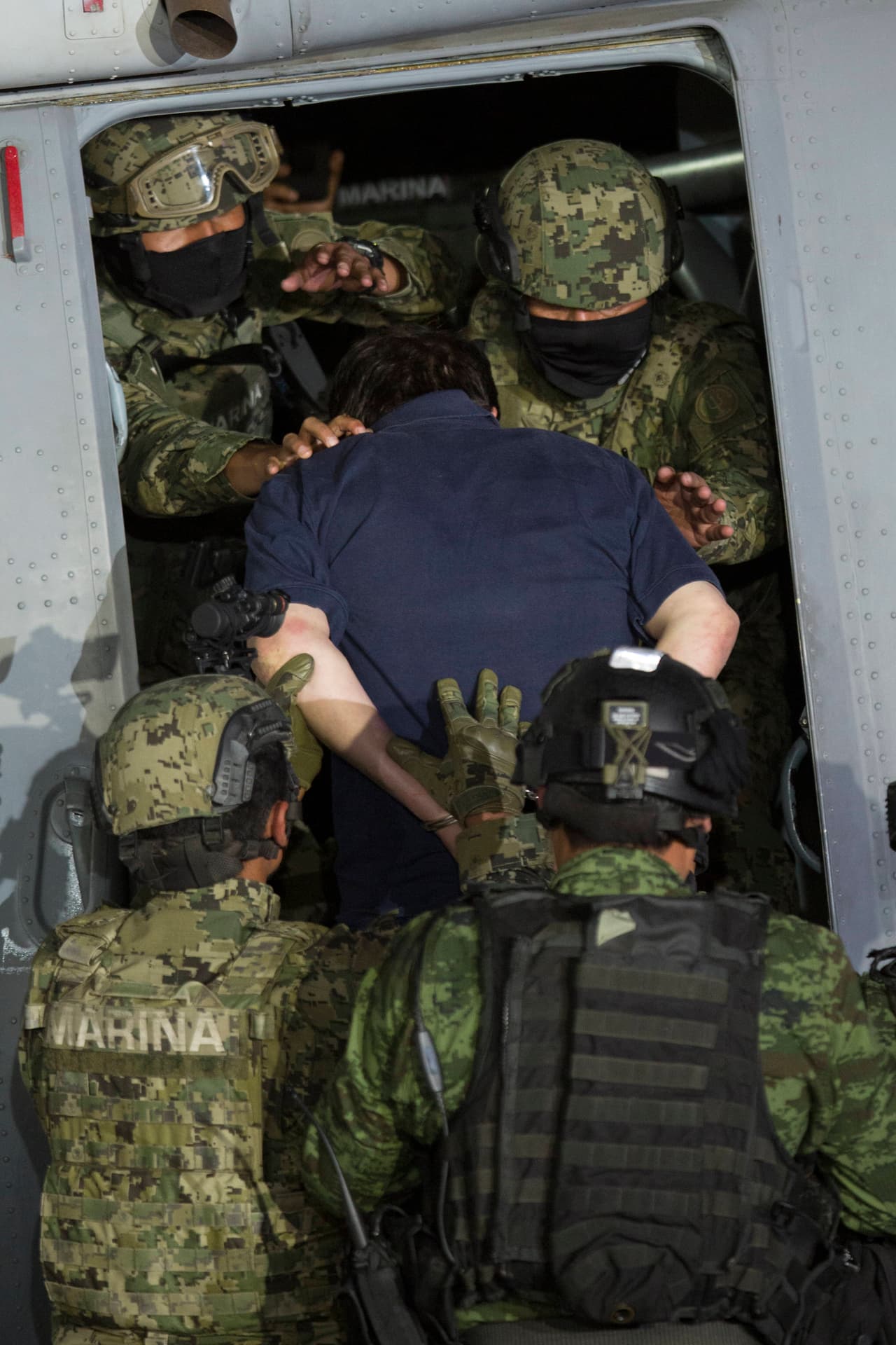 Militares mexicanos suben al helicóptero a "El Chapo" para trasladarlo al penal de máxima seguridad El Altiplano