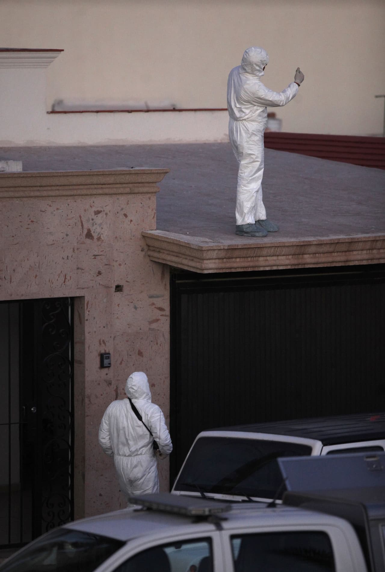 Personal forense inspecciona la casa donde cinco sospechosos murieron durante la operación militar que dio lugar a la recaptura de "El Chapo".