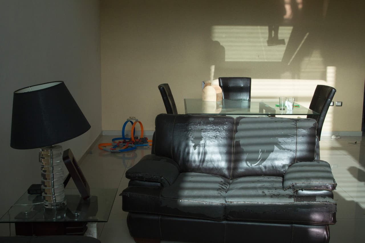 Imagen de la sala y comedor del inmueble en el que inició el operativo militar.