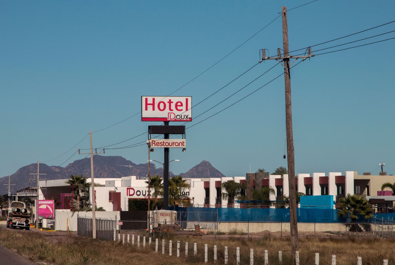 Imagen panorámica del Hotel Doux, donde marines mantuvieron al narcotraficante una vez arrestado.
