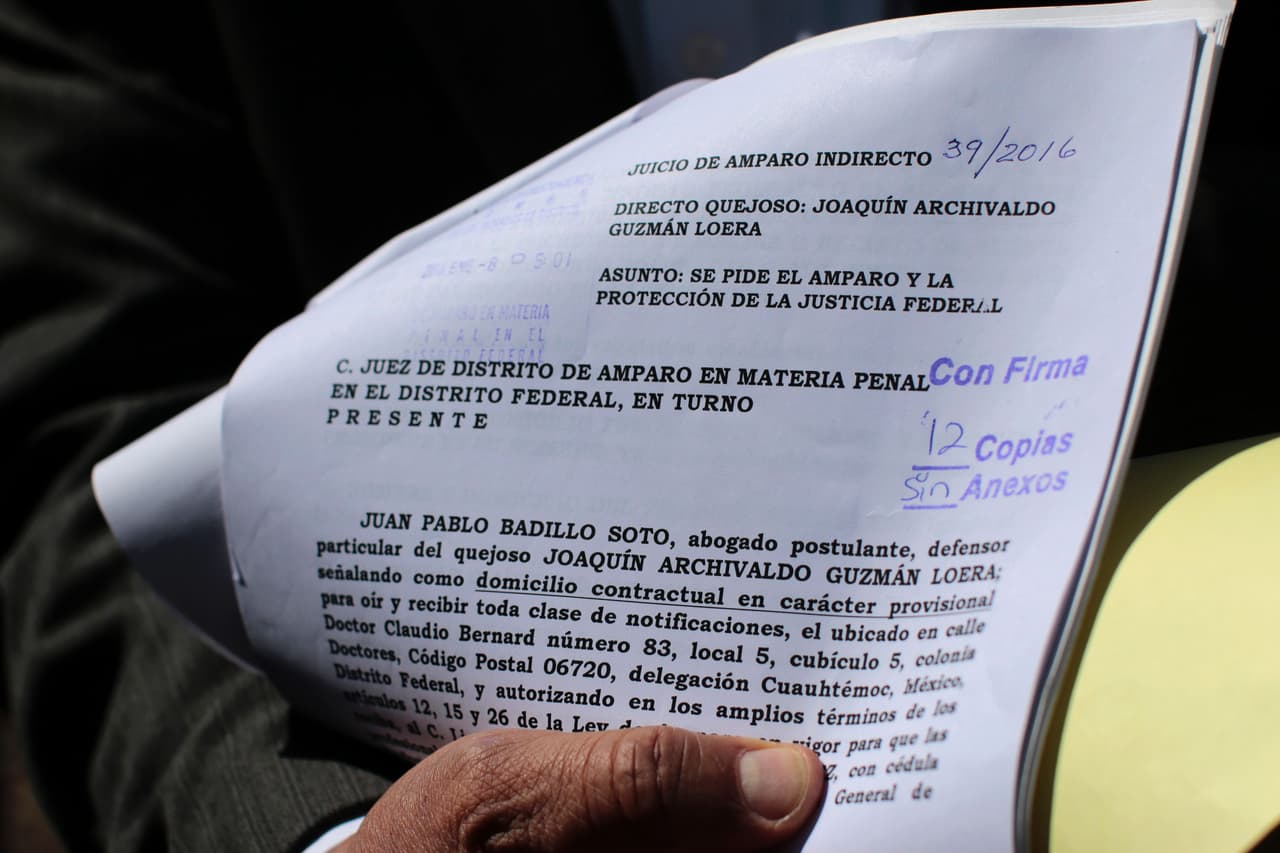 Juan Pablo Badillo Soto, uno de los abogados del capo muestra los documentos del juicio de su defendido. En el documento se pide el amparo contra una posible extradición.