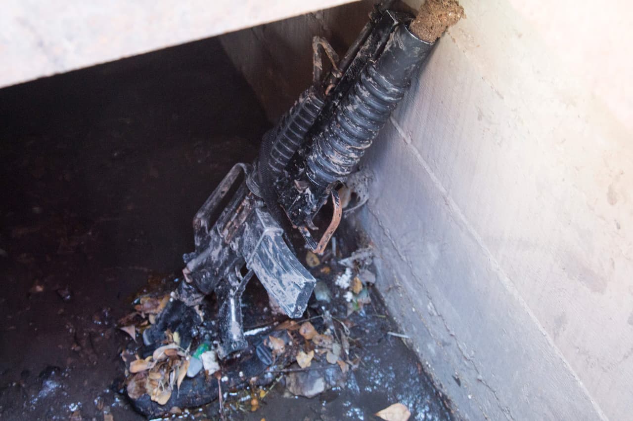 Vista de un arma encontrada en el interior del sistema de alcantarillado a través del cual el narcotraficante Joaquín 'El Chapo' Guzmán intentó escapar.