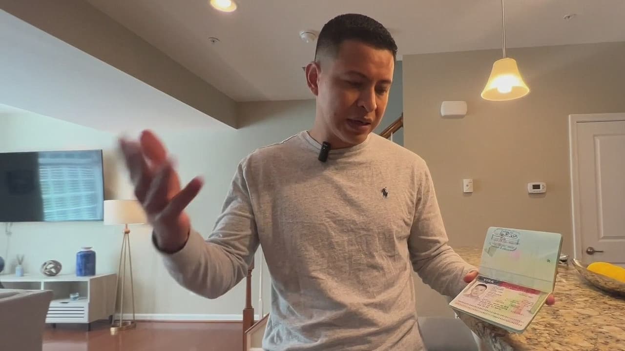 Dreamer que estuvo varado meses en El Salvador logra regresar a EEUU