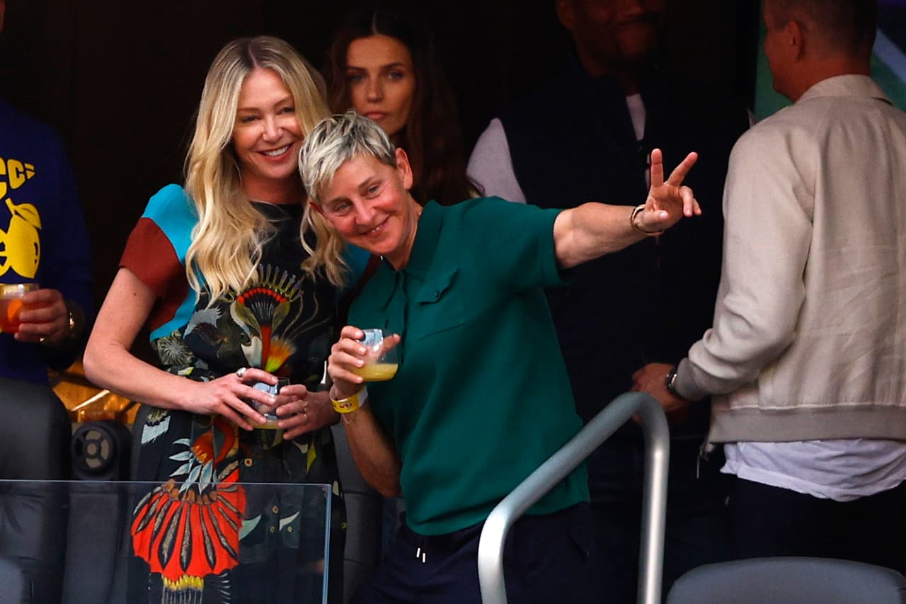 La actríz Portia de Rossi y Ellen DeGeneres también aparecieron en uno de los palcos del SoFi Stadium para presenciar el Super Bowl LVI.