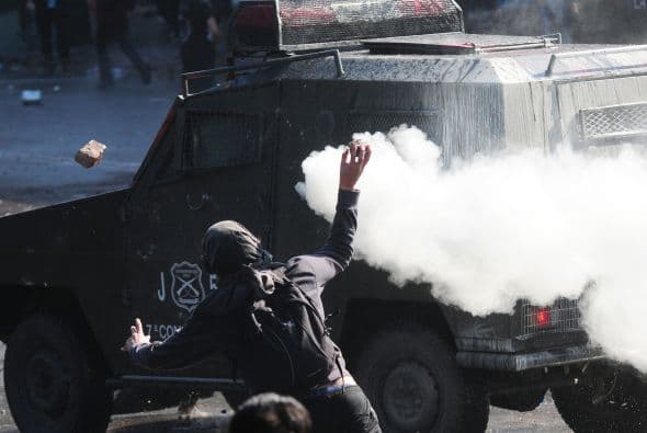 La marcha fue convocada por la Central Unitaria de Trabajadores (CUT), la Asociación Nacional de Empleados Fiscales (ANEF), la Confederación de Estudiantes de Chile (CONFECH), y varias organizaciones ecologistas, y según los organizadores, reunió a unos 15 mil manifestantes.