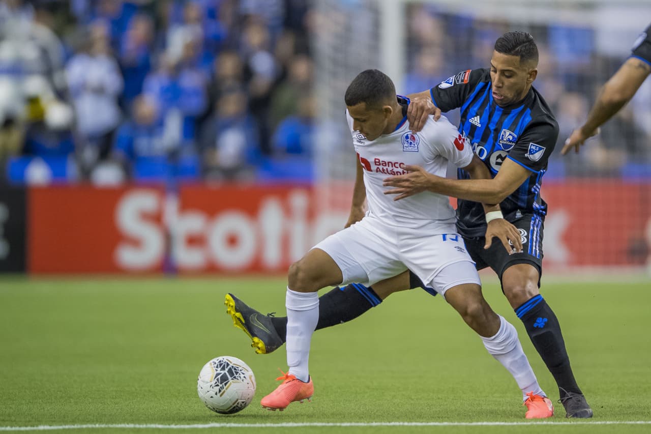 Edwin Rodríguez aguanta el balón ante la marca de Saphir Taider.