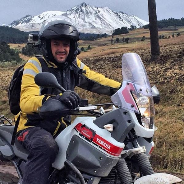 Cuando hace alguna actividad en la naturaleza le gusta tener cámaras que documenten todo a su alrededor, como en este viaje en motocicleta.