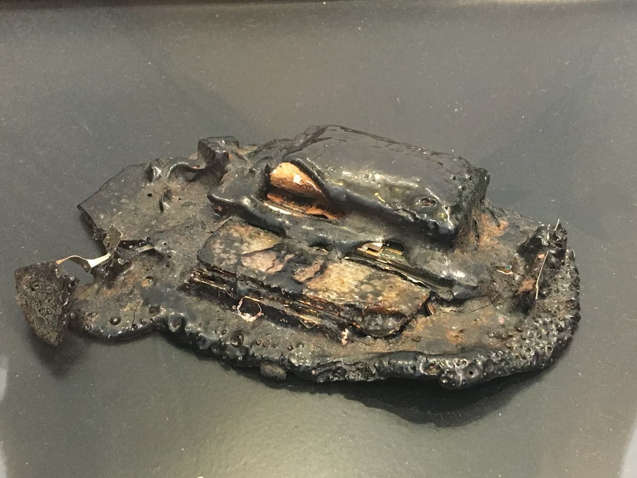 En el departamento que compartían solo quedó un celular derretido.