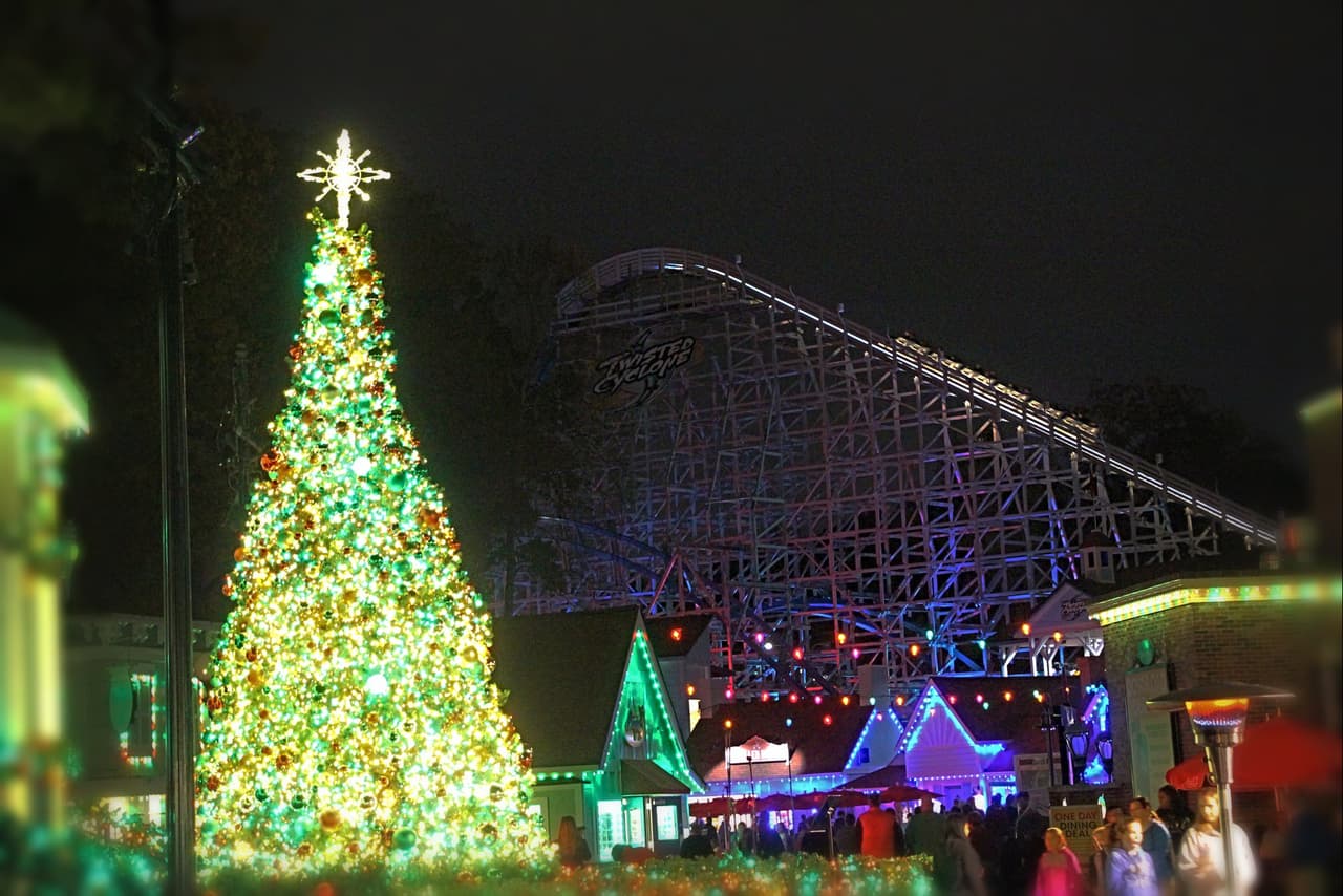 <b><a href="https://www.sixflags.com/overgeorgia/events/holiday-in-the-park" target="_blank">Six Flags Holiday in the Park (hasta el 2 de enero)</a></b>: Evento navideño en Six Flags Over Georgia, con exhibición de luces y actuaciones festivas, entre otras actividades.