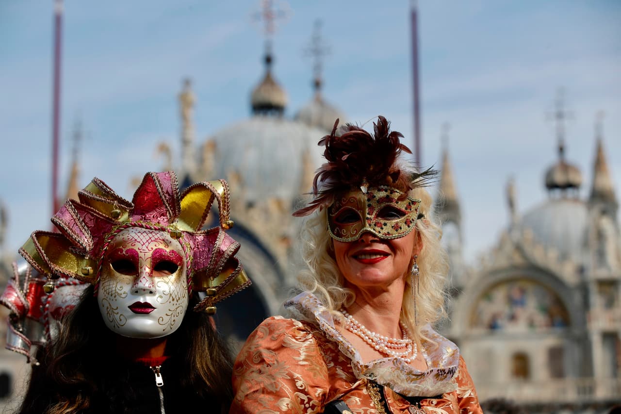 El pasado sábado 8 de febrero se inauguró el legendario carnaval de Venecia, que resalta una antigua tradición de siglos atrás. La fiesta de este año estuvo marcada por las mareas altas de noviembre, que dejaron casas y museos inundados y unas 50 iglesias con daños en esta ciudad, patrimonio mundial.